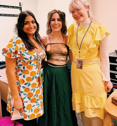 Dodie Clark model pretty pics