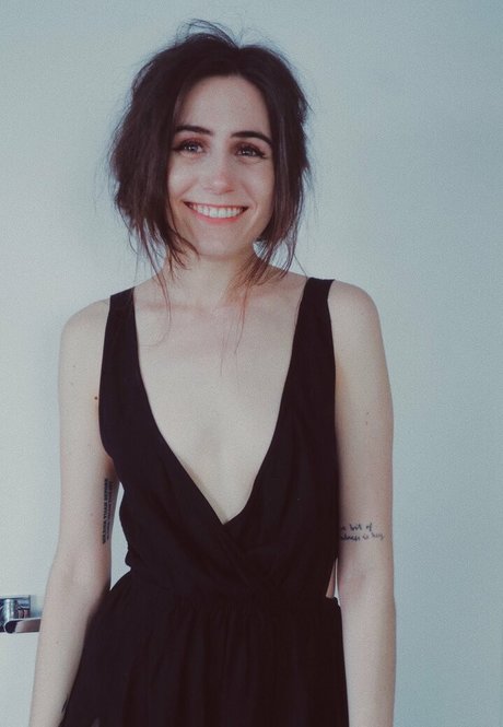 Dodie Clark hd star pictures