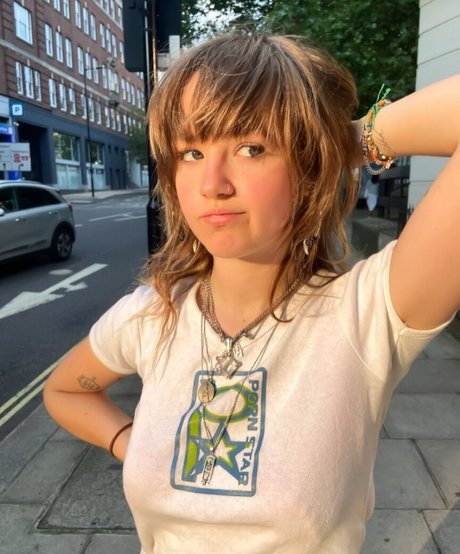 _femalien model photos