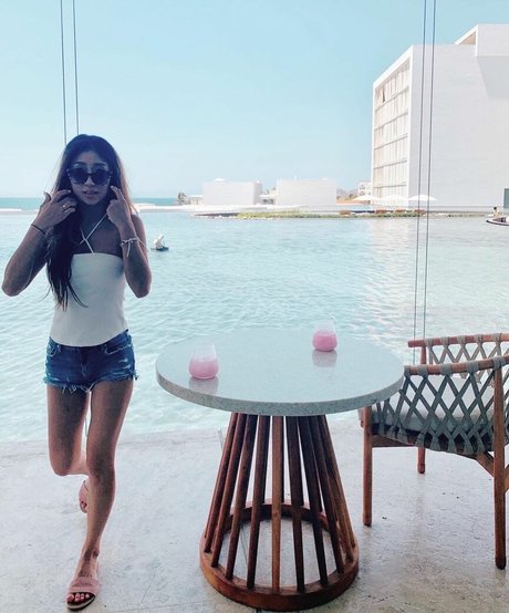 Jinnnyk erotic model archive