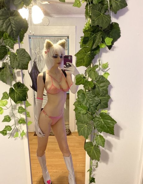 Hannuh pornographic model image