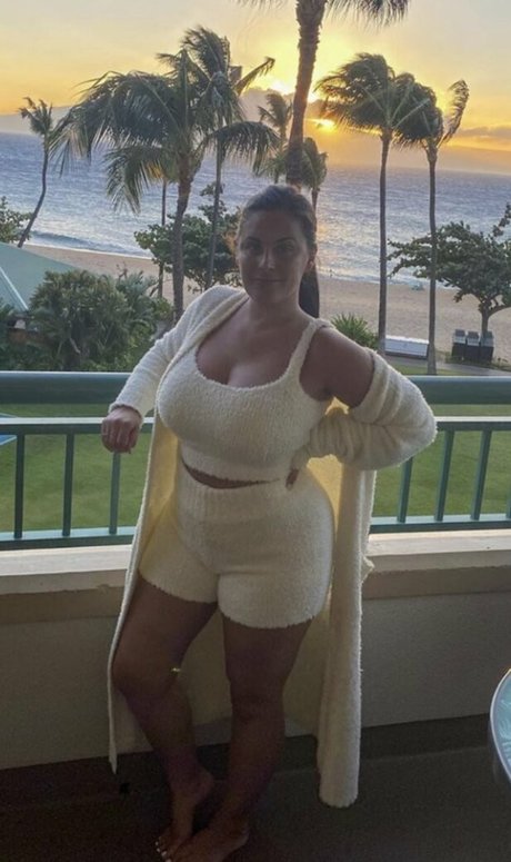 youcancallmelt exclusive model image