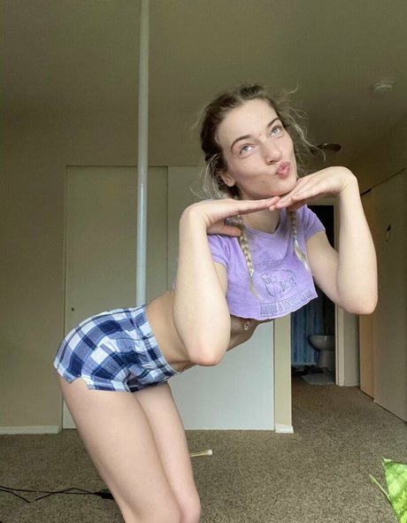 pixienicky model naked img