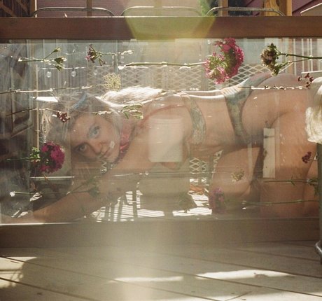 alittle vampy porn model image