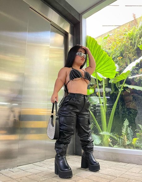 Maria Guevito model top pic