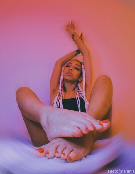 feetofmelanie model art picture