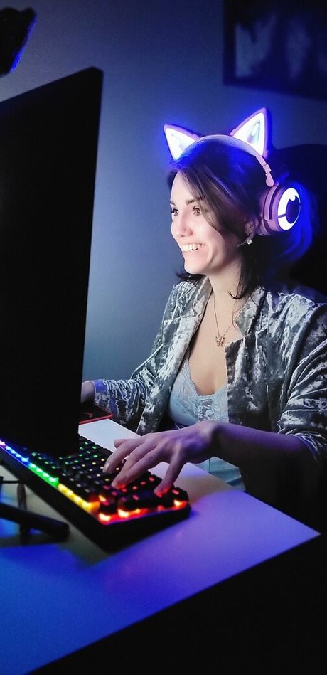 QT Lux art star archive