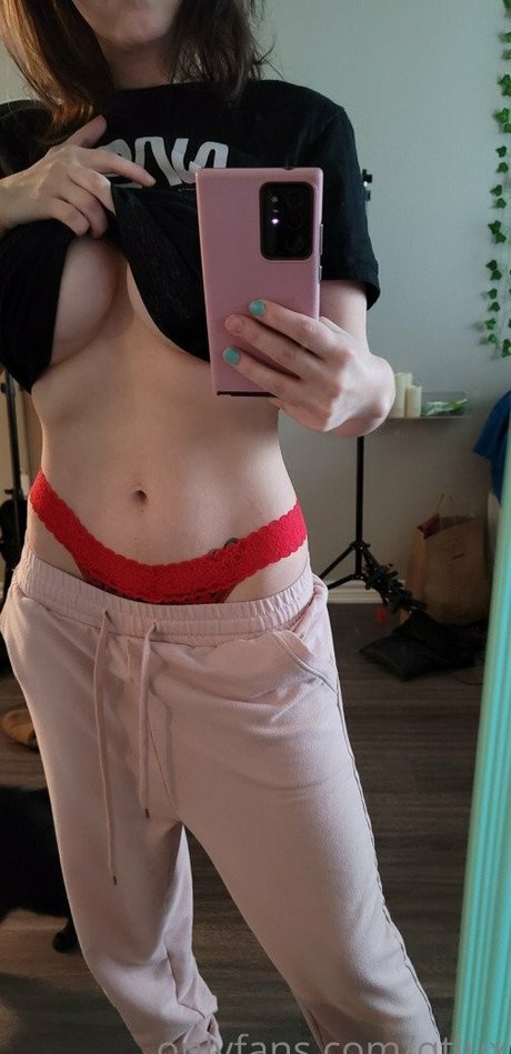 QT Lux model perfect images