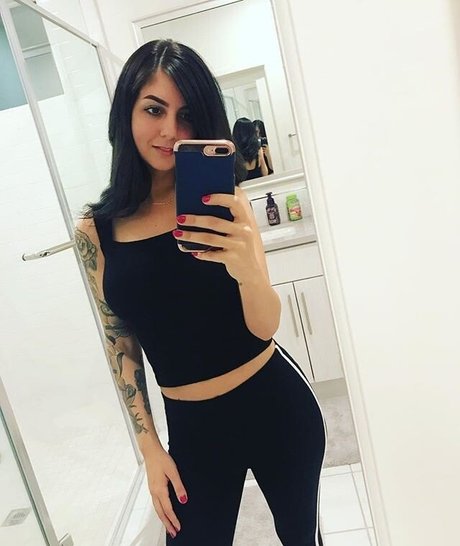 Bnans model naked picture