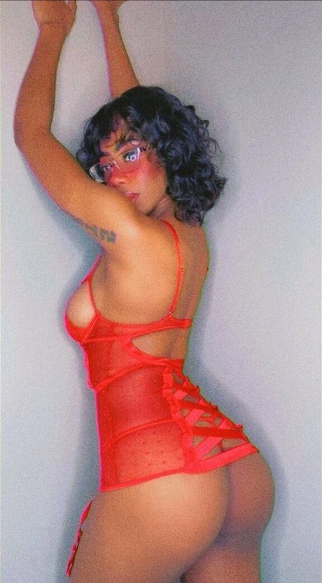 womanflo star hot photos