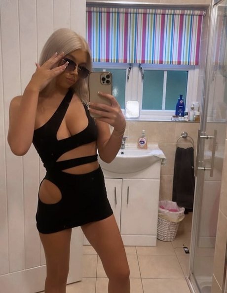 Neve Ellel hot actress photos