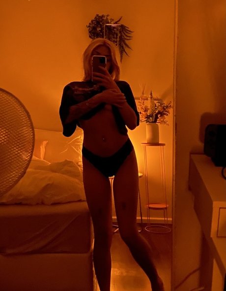 Deathlessley model adult pictures