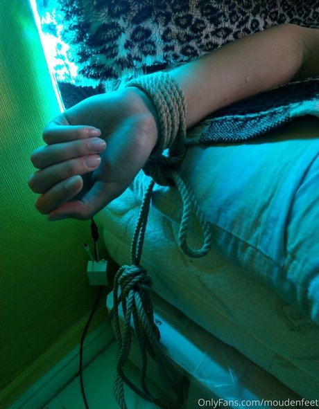 moudenfeet nude model picture