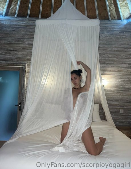 Bendy Lola xxx model gallery