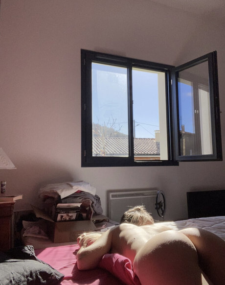 Blonde Douce star xxx archive