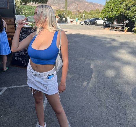 Holly Youpa star art pic