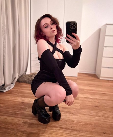 Feedeline nudes model photo