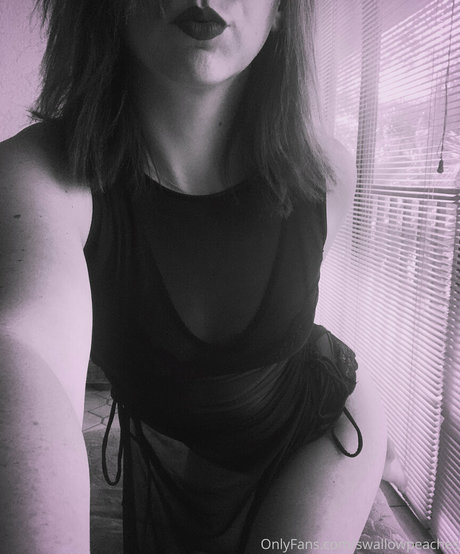 swallowpeaches exclusive actress photo