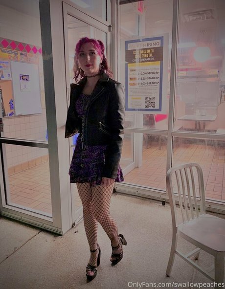 swallowpeaches hot pornstar pic