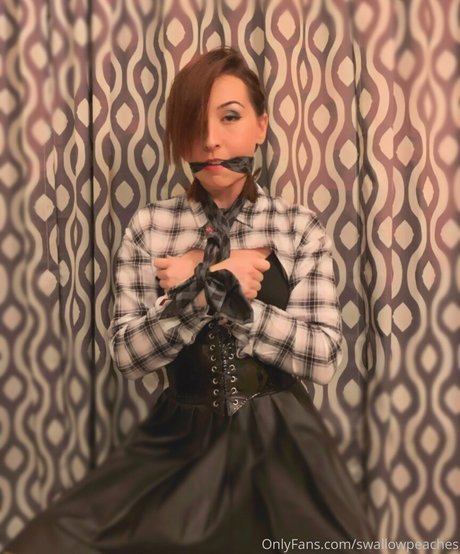 swallowpeaches model pornographic picture