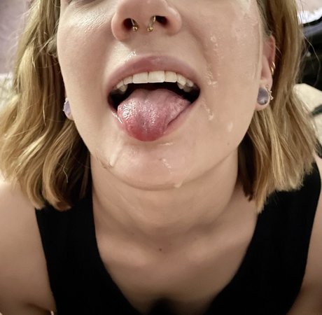 LilMisssIris pretty pornstar pic