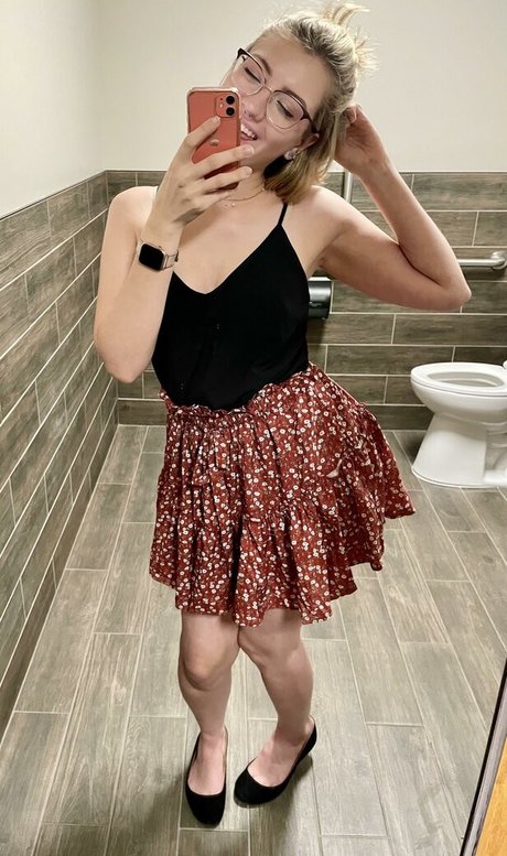 LilMisssIris erotic model img