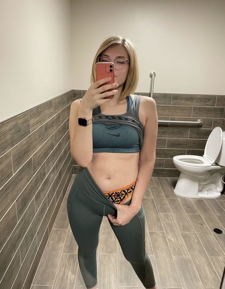 LilMisssIris nude star picture