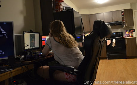 therealallicat xxx model pic