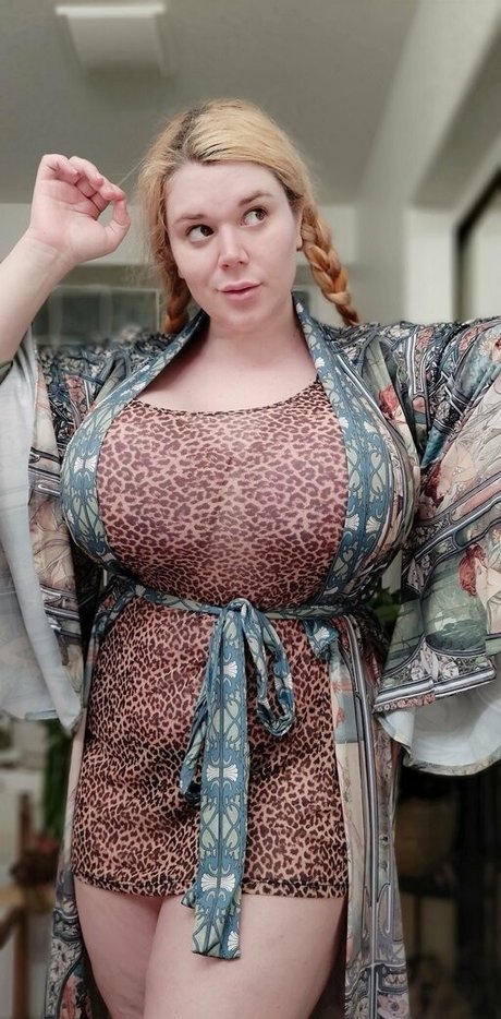 underbust hd actress images