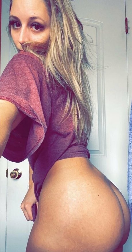 mini mando model nudes image