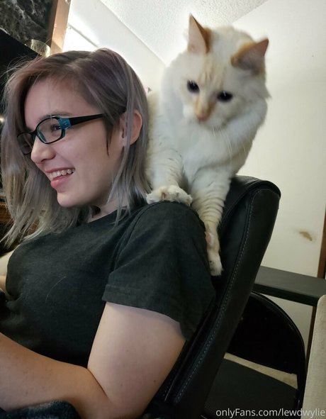 lewdwylie beautiful model pic