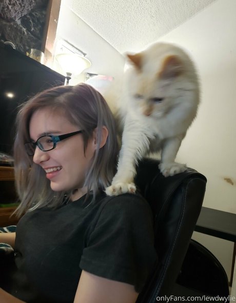 lewdwylie nude actress pic