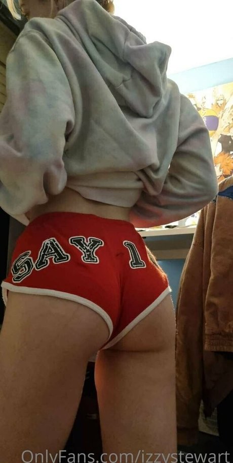 izzystewart model naked photo