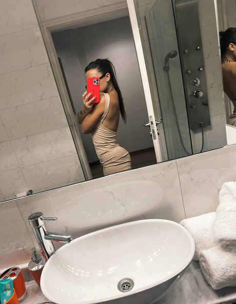 lulucrystal22 nudes model image