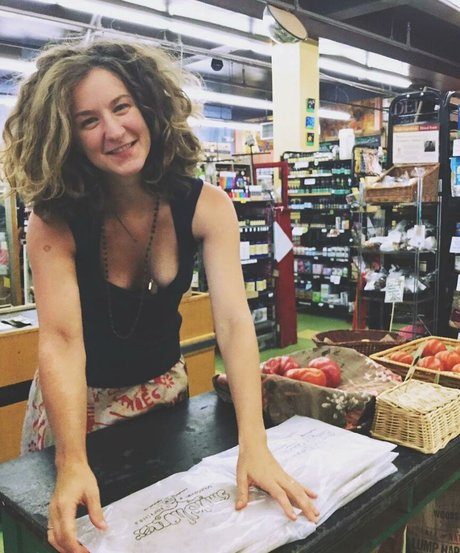 Hallee Hirsh sexy star pictures