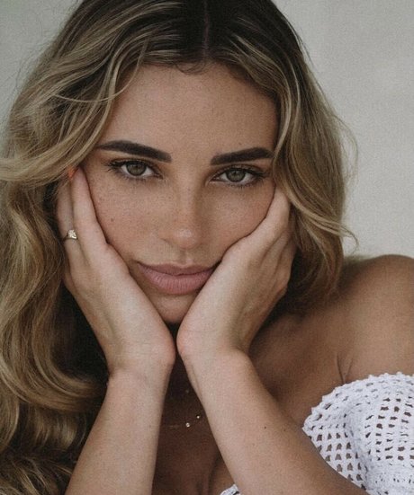 Georgia Hassarati pretty pornstar gallery