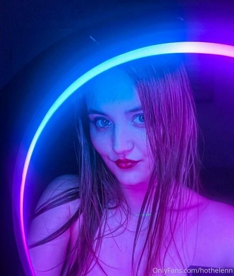 hothelenn model top img