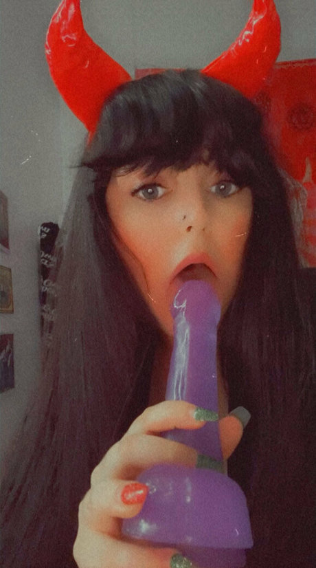 yourfavbustybrat pornstar erotic picture