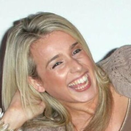 Lara Lewington model top picture