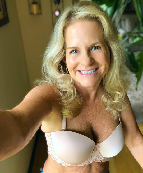 hotwifecandyfree model porn archive