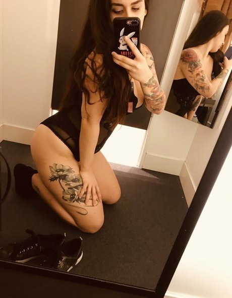 ilouisekari erotic model image