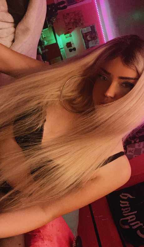 leatherhoe666 beautiful model image