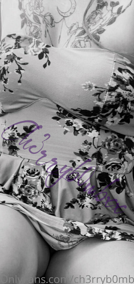 ch3rryb0mbxx model nude picture