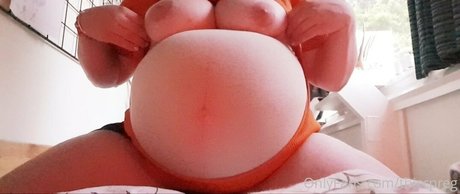 thiccpreg model hot image