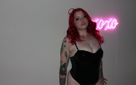 naughtykittxn model pictures