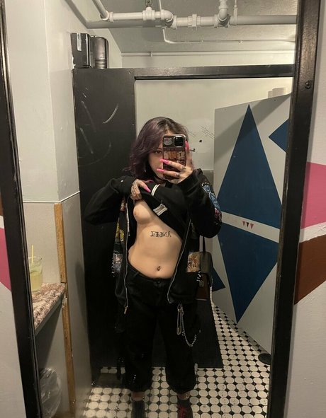 virginitysmiles model top photo