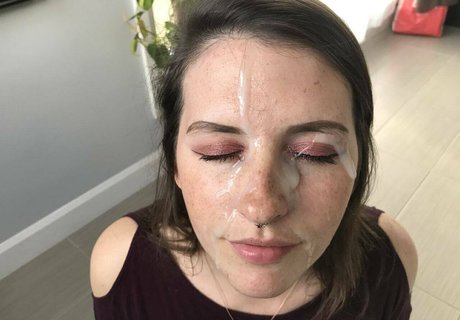 sistersnextdoor model pretty image