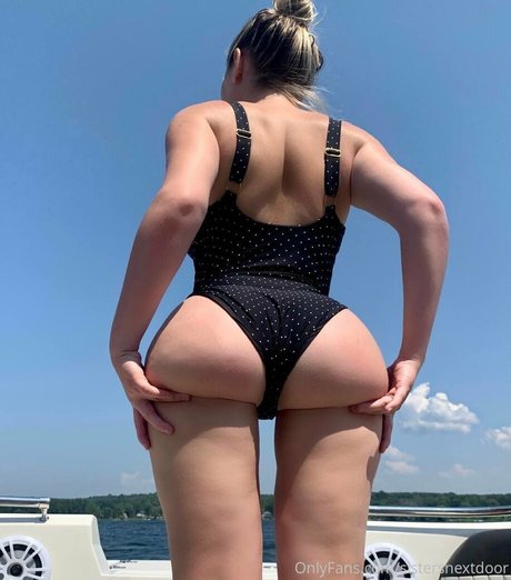 sistersnextdoor star high quality picture