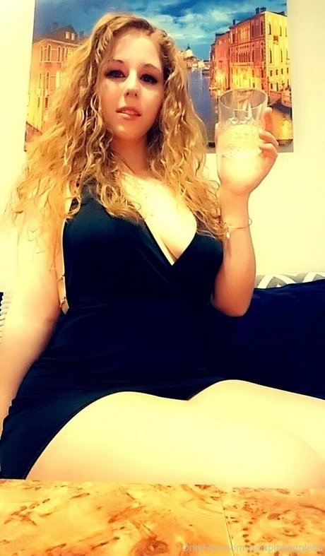 pinkpineapple63 top model picture