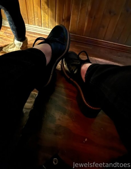 jewelsfeetandtoes nude model galleries